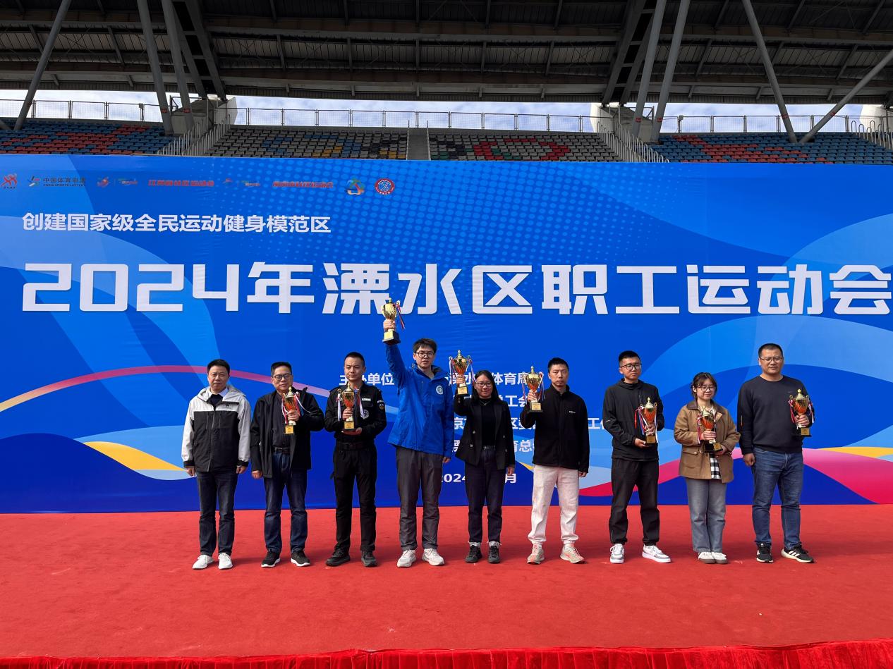 包含激战紧张！国际运动员在赛场上奋勇争霸的词条
